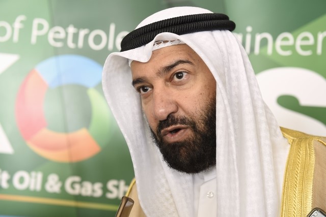 © Reuters. Kuwait's Oil Minister Ali Al-Omair speaks to the media at the opening of the exhibition of the 2nd Kuwait Oil and Gas Show and Conference in Mishref