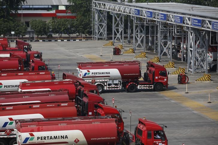 © Reuters. Бензовозы на топливной базе госкомпании Pertamina в Джакарте
