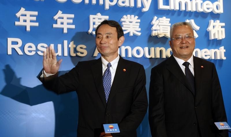 © Reuters. PetroChina Chairman Jiang and Vice Chairman & President Zhou attend news conference announcing company's results in Hong Kong