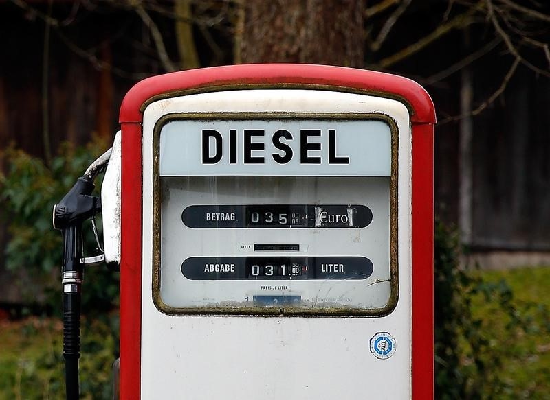 © Reuters. A diesel pump is seen at a privately operated fuel station in Gasse near Lake Tegernsee