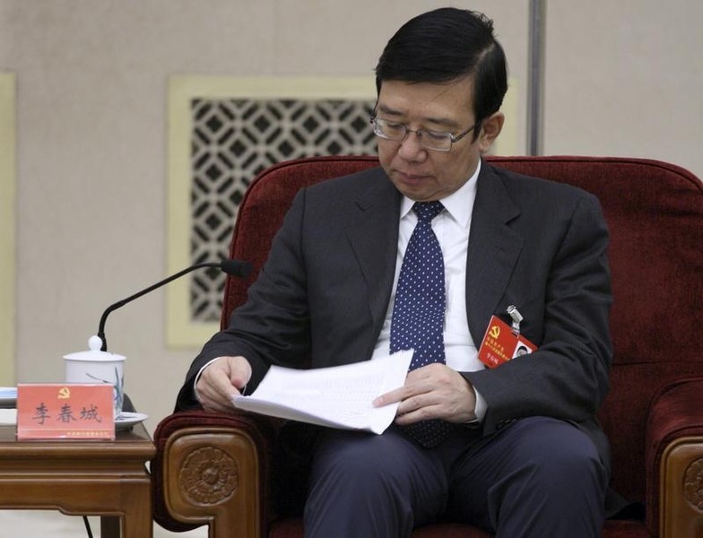 © Reuters. Li, deputy Communist Party  Secretary of Sichuan province, reads a document during a meeting in Beijing