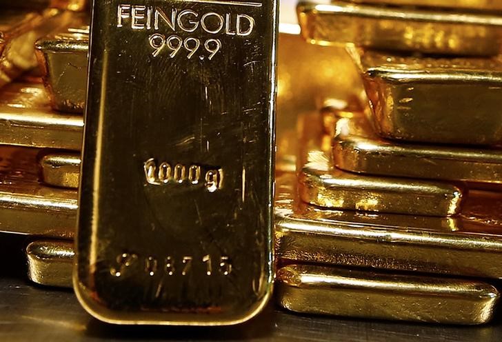 © Reuters. Слитки золота в хранилище ProAurum в Мюнхене 