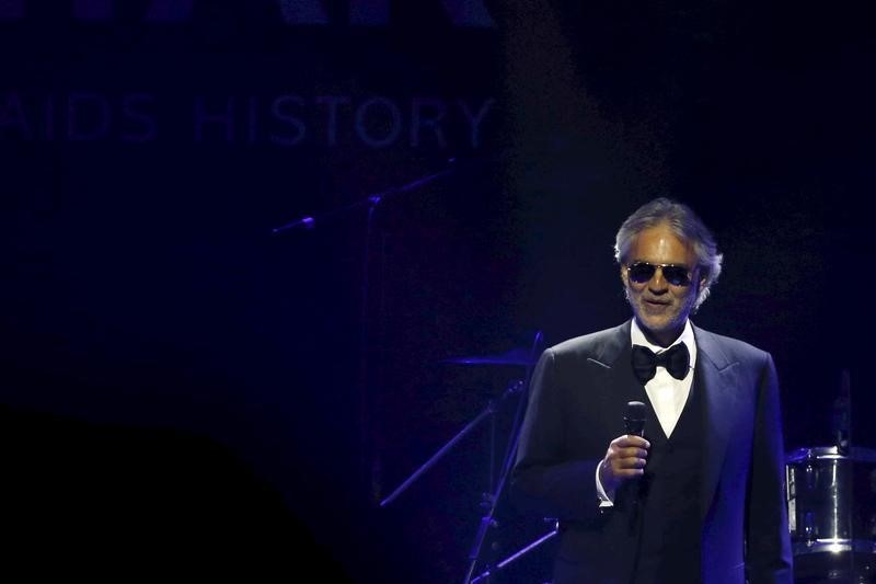 © Reuters. Italian singer Andrea Bocelli performs during the amfAR's Cinema Against AIDS 2015 event during the 68th Cannes Film Festival in Antibes, near Cannes