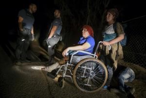 © Reuters. Una mujer en silla de ruedas llega en patera a Canarias