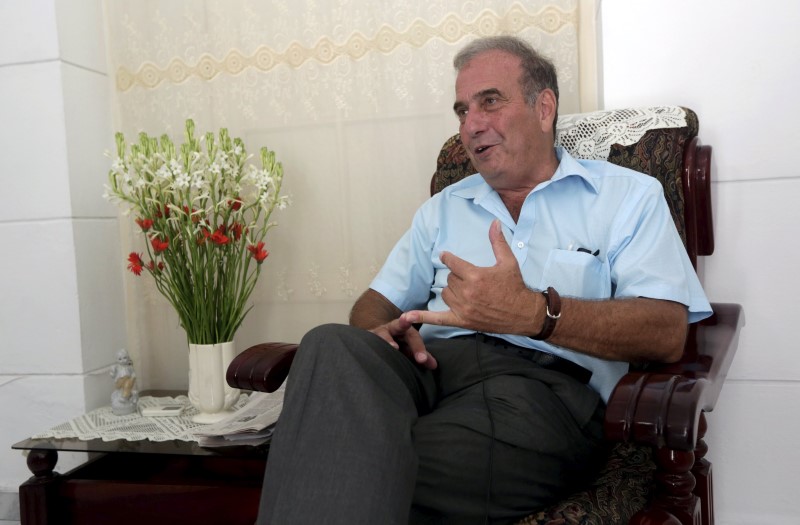 © Reuters. Canadian writer Hal Klepak talks to Reuters during an interview in Havana