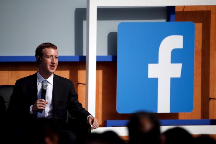 © Reuters. Facebook CEO Mark Zuckerberg speaks on stage during a town hall with Indian Prime Minister Narendra Modi at Facebook's headquarters in Menlo Park, California 