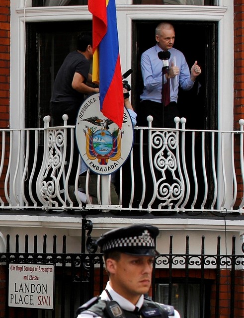 © Reuters. La policía de Londres retira la vigilancia de Assange en la embajada ecuatoriana