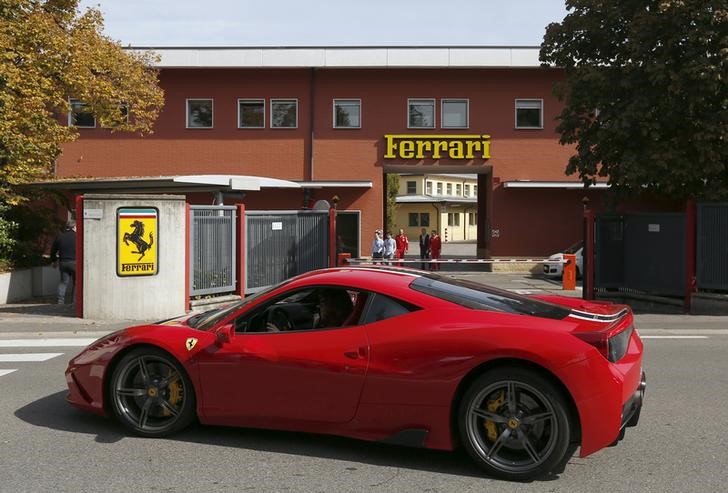 © Reuters. A Ferrari sport car goes past in front of Ferrari's factory in Maranello