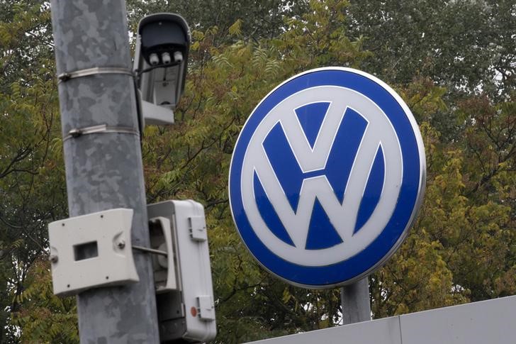 © Reuters. A Volkswagen logo stands next to a CCTV security camera in Wolfsburg