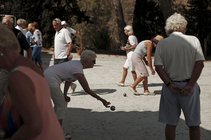 © Reuters. British migrants play boules at The British Society in Benalmadena, near Malaga, southern Spain