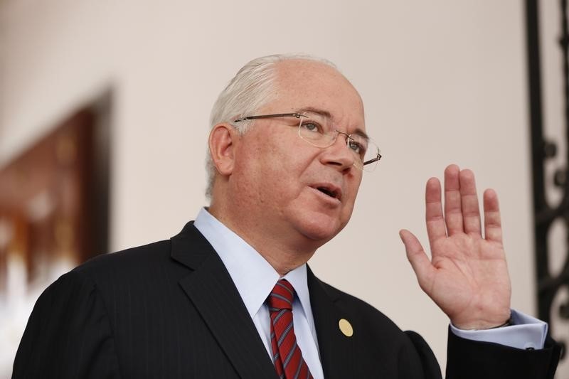 © Reuters. Venezuela's Foreign Minister Rafael Ramirez waves during his meeting with Colombia's Foreign Minister Maria Angela Holguin in Caracas