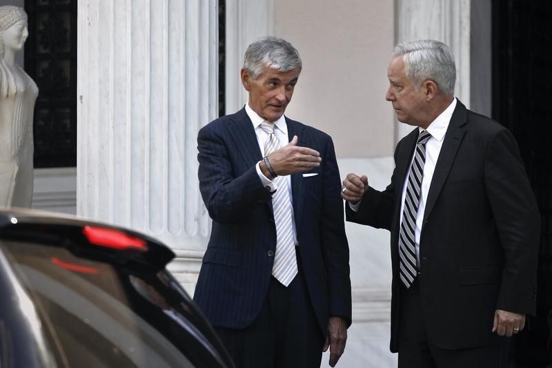 © Reuters. U.S. Secretary of the Army John McHugh talks with U.S. Ambassador to Greece David Pearce after a meeting with Greece's Prime Minister Antonis Samaras, in Athens