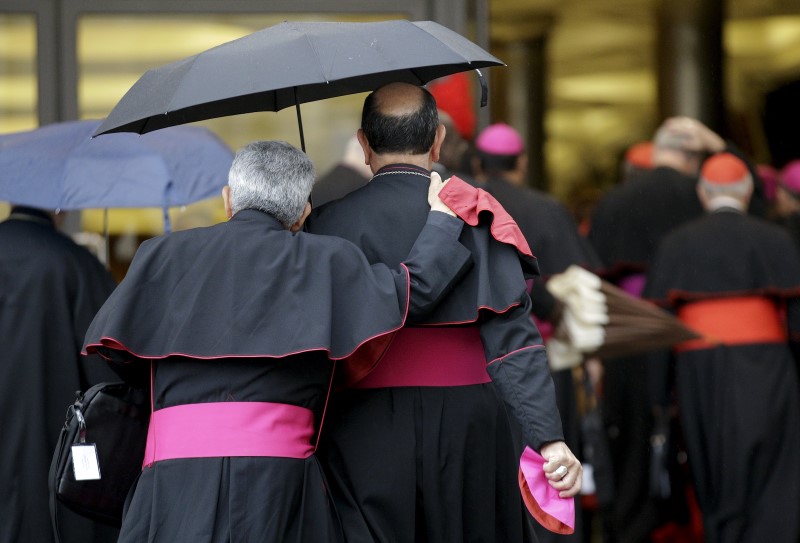 © Reuters. Bishops arrive for the synod of the family led by Pope Francis at the Vatican