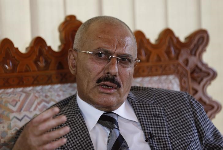 © Reuters. Yemen's former President Ali Abdullah Saleh talks during an interview with Reuters in Sanaa
