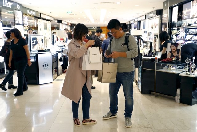 © Reuters. Customers visit the Galeries Lafayette department store in Paris, France