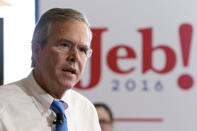 © Reuters. U.S. Republican presidential candidate Bush speaks during a campaign event at the Pizza Ranch in Indianola