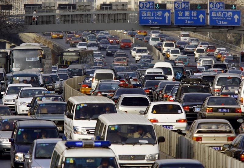 © Reuters. Cars, trucks and buses cause traffic congestion on a main road in Beijing