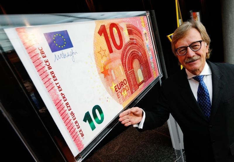 © Reuters. Yves Mersch, Member of the Executive Board of the European Central Bank presents an oversized newly unveiled 10 euro note at the headquarters of the European Central Bank (ECB) in Frankfurt