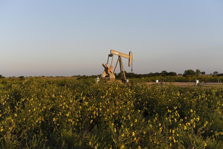 © Reuters. Станок-качалка Devon Energy Production Company близ Гатри, Оклахома