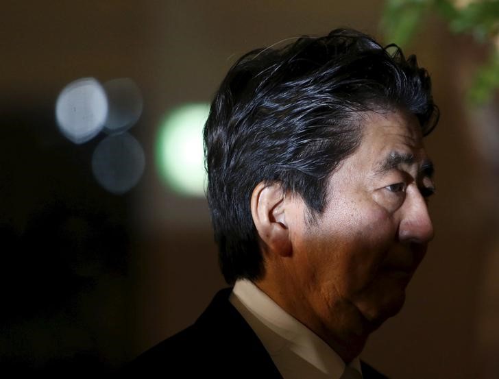 © Reuters. تصاعد خلاف في اليابان حول قاعدة جوية أمريكية قد يقوض شعبية آبي