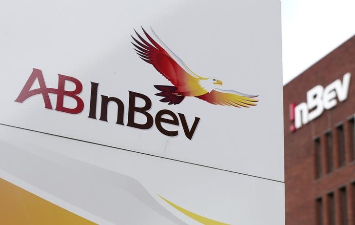 © Reuters. View of the Anheuser-Busch InBev logo outside the brewer's headquarters in Leuven