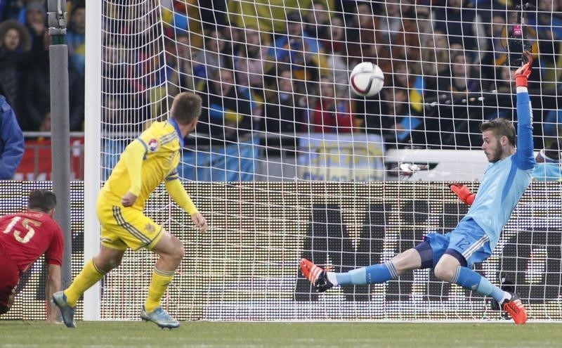 © Reuters. De Gea pelea duro para optar a ser primer portero de la selección