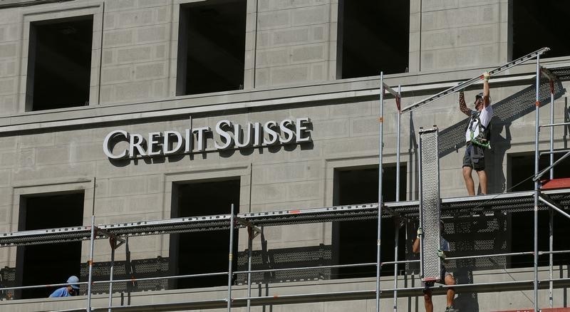 © Reuters. Construction workers build a scaffolding beside the logo of Swiss bank Credit Suisse at a construction site in Zurich