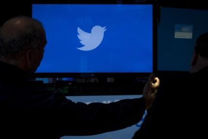 © Reuters. File picture shows an employee adjusting a screen that displays the Twitter logo ahead of the company's IPO on the floor of the New York Stock Exchange