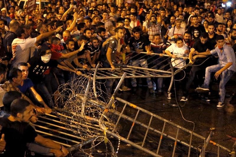 © Reuters. تظاهرات بيروت توقظ التناقضات حيال هوية مدينة