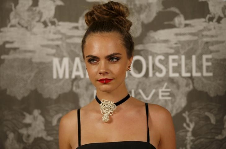 © Reuters. Cara Delevingne posa para fotos na exibição da Chanel "Mademoiselle Privé", em Londres