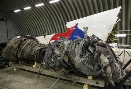 © Reuters. Wreckage of the MH17 airplane is seen after the presentation of the final report into the crash of July 2014 of Malaysia Airlines flight MH17 over Ukraine in Gilze Rijen, the Netherlands