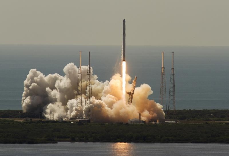 © Reuters. An unmanned SpaceX Falcon 9 rocket launches from Cape Canaveral