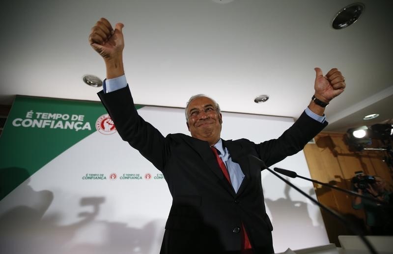© Reuters. Líder o Partido Socialista português, Antonio Costa, discursa para simpatizantes depois do fechamento das urnas na eleição geral em Portugal