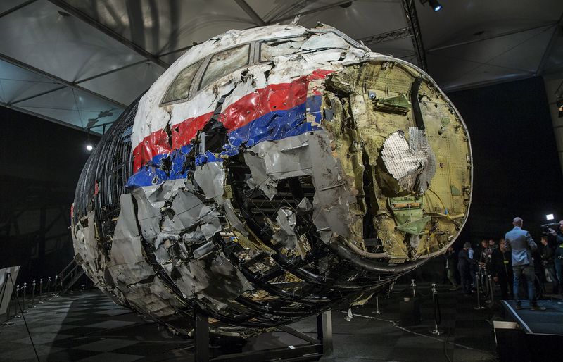 © Reuters. Restos reconstruídos do voo MH17 durante apresentação do relatório final em Gilze Rijen, na Holanda