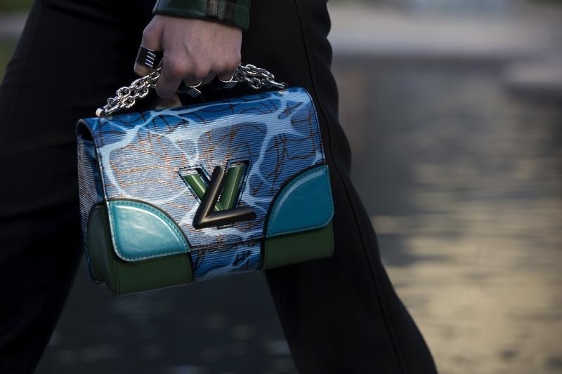 © Reuters. LOUIS VUITTON VICTIME DE LA CHUTE DE LA BOURSE DE SHANGHAI