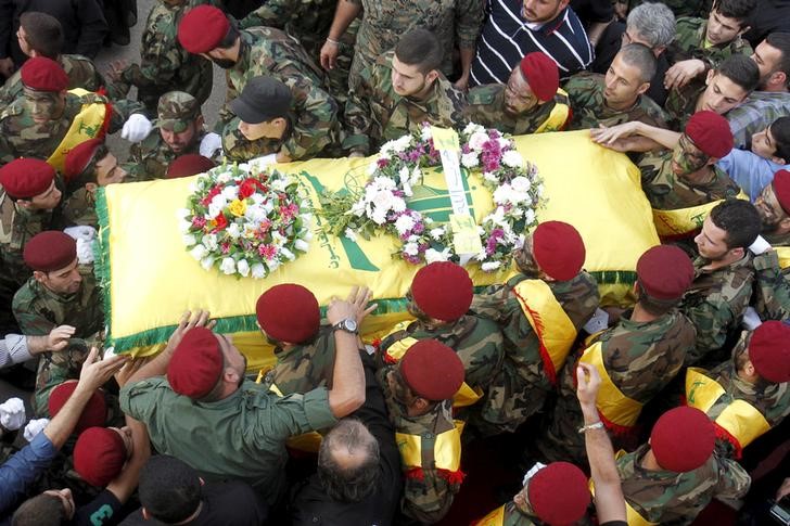 © Reuters. Membros do grupo libanês Hezbollah seguram caixão de Hassan al-Haj, um dos comandantes do grupo que morreu lutando ao lado do Exército sírio na província de Idlib