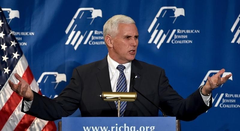 © Reuters. Indiana Gov. Mike Pence speaks during the Republican Jewish Coalition Spring Leadership Meeting in Las Vegas, Nevada