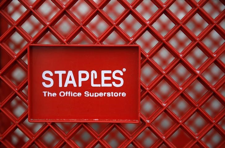 © Reuters. A shopping cart is seen outside a Staples office supplies store in the Chicago suburb of Glenview, Illinois