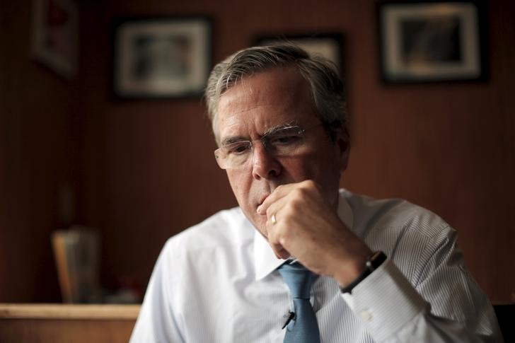 © Reuters. U.S. Republican presidential candidate Jeb Bush pauses during an interview with Reuters at Nonie's Restaurant in Peterborough