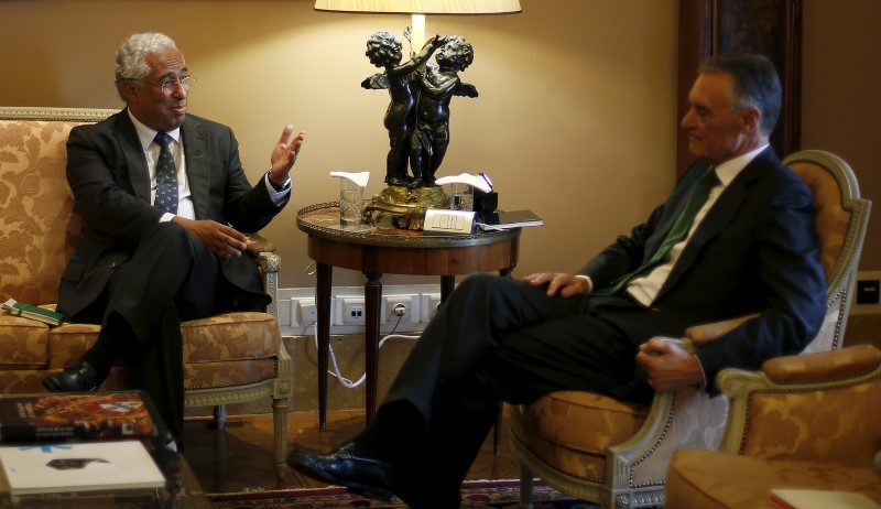 © Reuters. Antonio Costa (E) conversa com presidente de Portugal, Anibal Cavaco Silva, em Lisboa