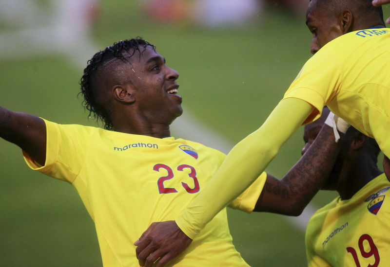 © Reuters. Bolaños comemora gol do Equador sobre a Bolívia em Quito