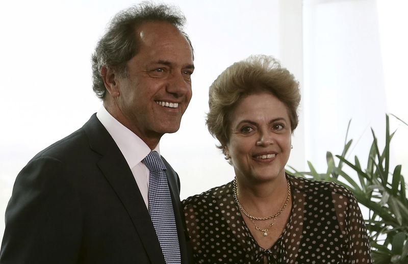 © Reuters. Scioli e Dilma posam para foto após encontro no Palácio do Planalto 