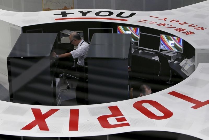 © Reuters. Employees of the Tokyo Stock Exchange (TSE) work at the bourse in Tokyo