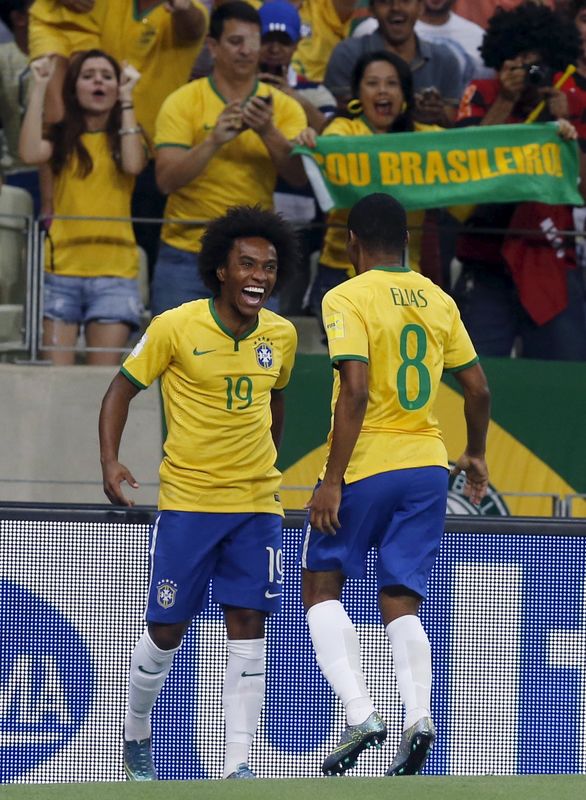 © Reuters. Willian comemora gol do Brasil com Elias em Fortaleza