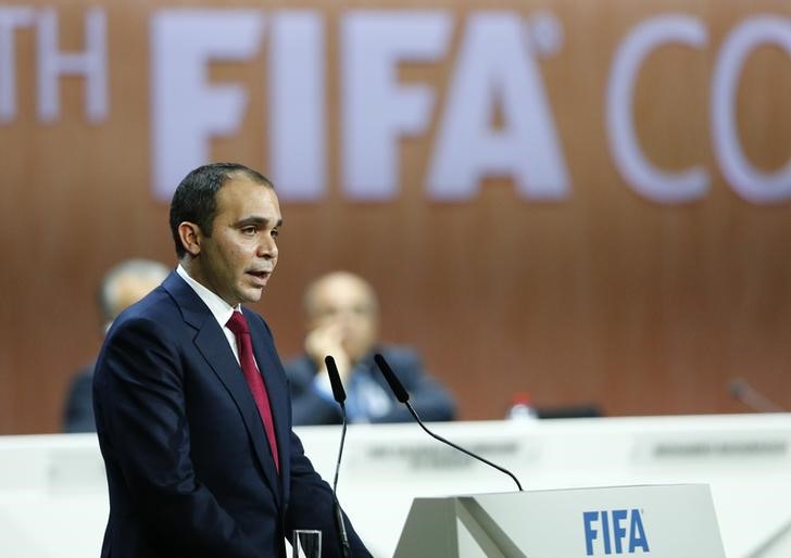 © Reuters. El príncipe Ali candidato a presidir la FIFA exige no retrasar las elecciones