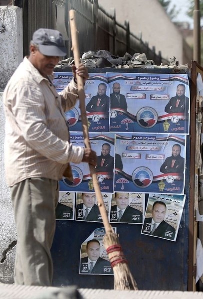 © Reuters. تحقيق-عمال مصريون لا يرون بصيص أمل في انتخابات البرلمان