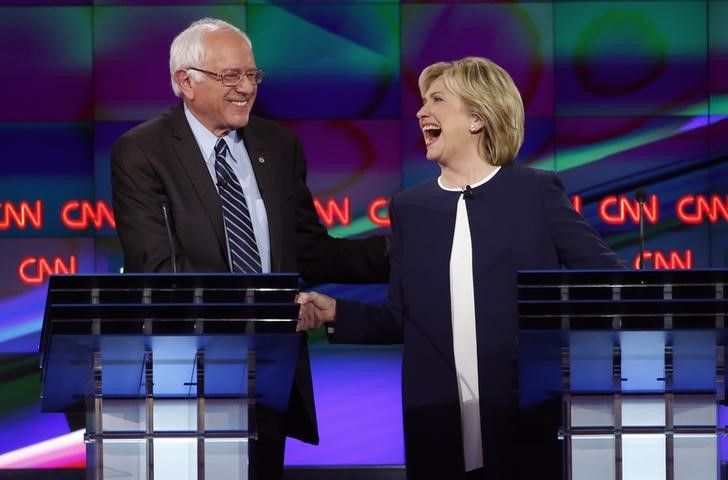 © Reuters. Pré-candidatos democratas à Presidência dos EUA Bernie Sanders e Hillary Clinton durante debate em Las Vegas