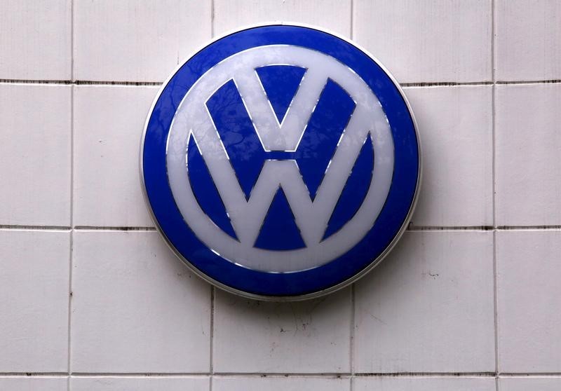 © Reuters. A Volkswagen logo hangs above a service center for the German automaker located in the Sydney suburb of Artarmon, Australia