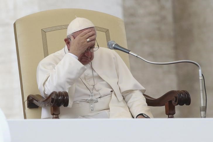 © Reuters. Papa Francisco durante missa semanal na Praça de São Pedro, no Vaticano