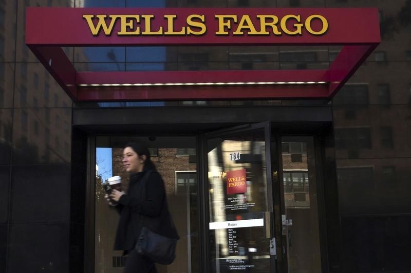 © Reuters. Банкомат Wells Fargo в Нью-Йорке 